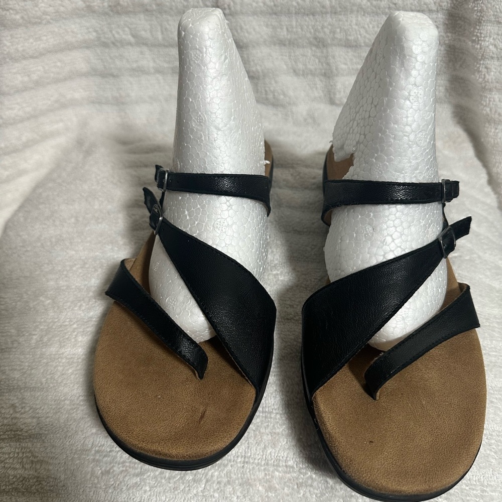 Trotters Ricki Black Leather Thong Sandal. Size 9N